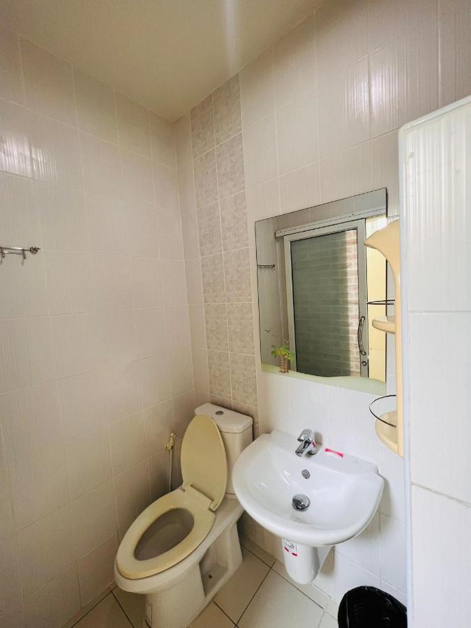 Aekkalukthai Hostel Rayong Exteriör bild