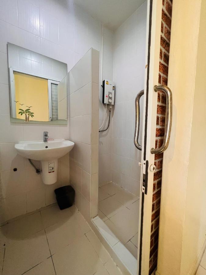 Aekkalukthai Hostel Rayong Exteriör bild