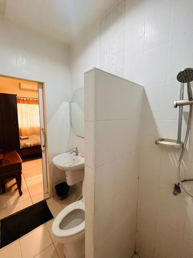Aekkalukthai Hostel Rayong Exteriör bild