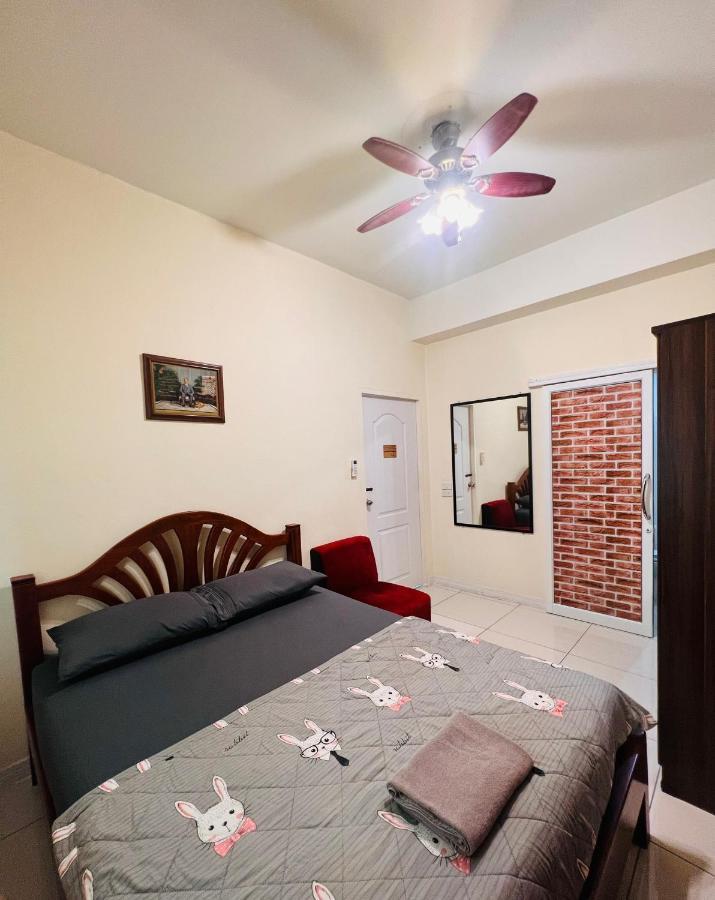 Aekkalukthai Hostel Rayong Exteriör bild