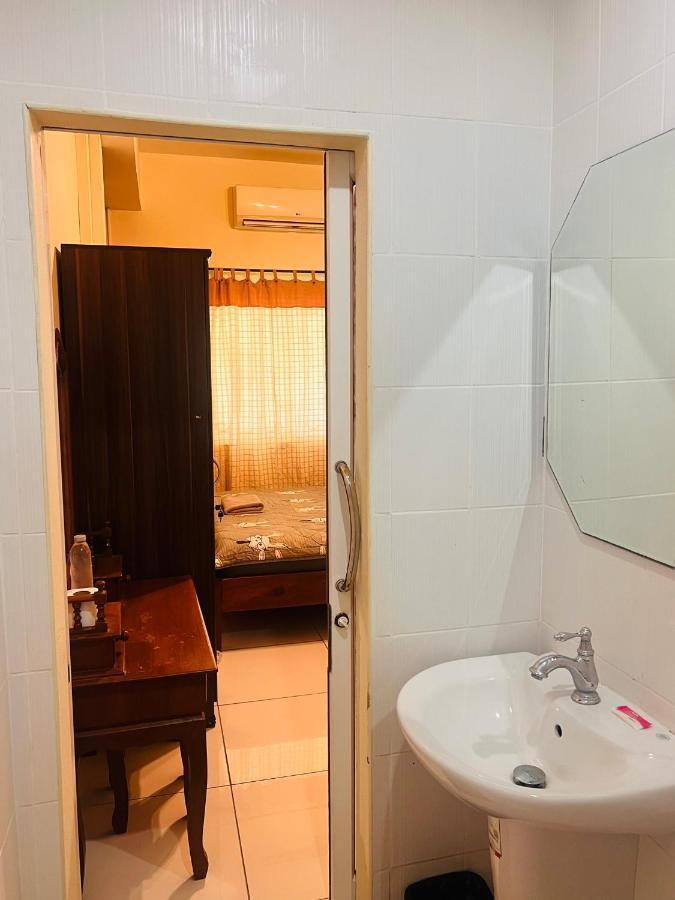 Aekkalukthai Hostel Rayong Exteriör bild
